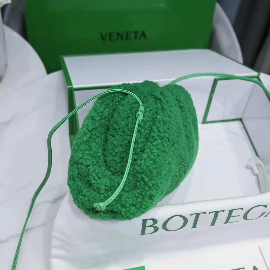 The small parrot green 🐱 BV pouch cloud bag is a fluffy version. It’s here, it’s here, it’s here with the fluff. You’ll know how cute it is when you see the real thing! The soft and fluffy feel is really great. Rua, this year’s furry style, I stand on bv! ! Whether it is a jodie cloud bag or a tote, not all curly teddy fur can be used to make goods. The curl size of the fur directly affects the similarity of the entire bag. Material: full fur and lambskin ➕ lambskin lining is much more expensive than full leather! Again, if you don’t want to develop ZP, of course you have to be willing to spend money ~ 22*13*5,